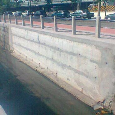 Construção de Muro em Concreto Ciclópico no leito do rio Tinguí-RJ