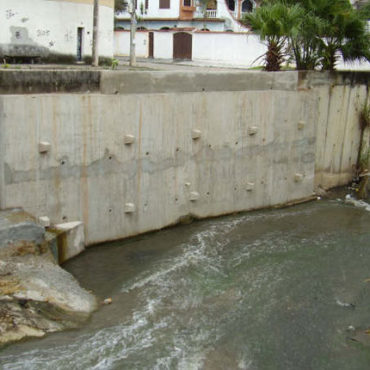 Reconstrução de parede do Rio Piraquara - Rio Águas-RJ - Obra em concluída
