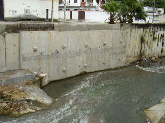 Reconstrução de parede do Rio Piraquara - Rio Águas-RJ - Obra em concluída