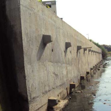 Reconstrução do muro de canalização do Rio Quitungo-RJ