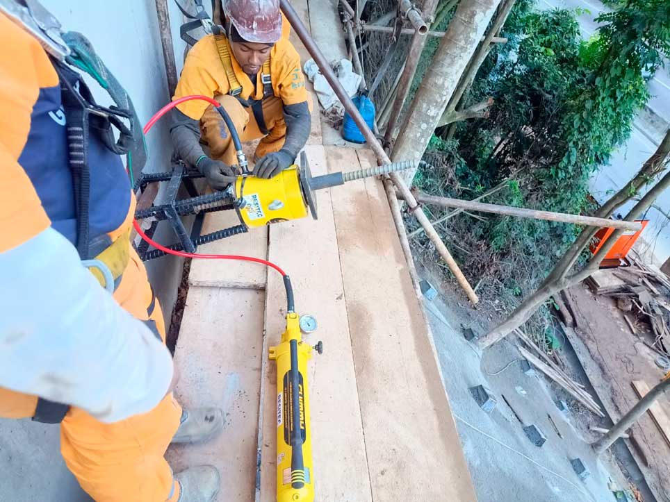 Contenção de Encosta em Auto Estrada RJ - 30